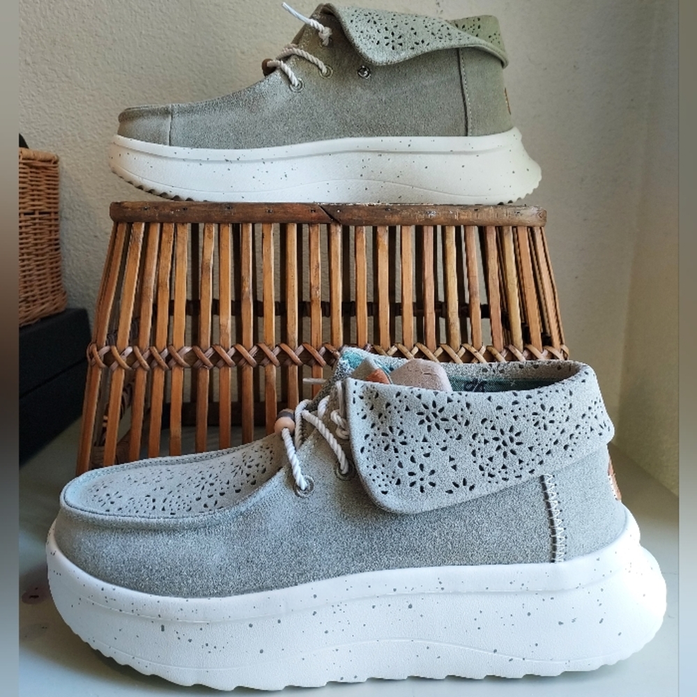 Hey Dude- Wendy Peak Fold Boot, suede,9